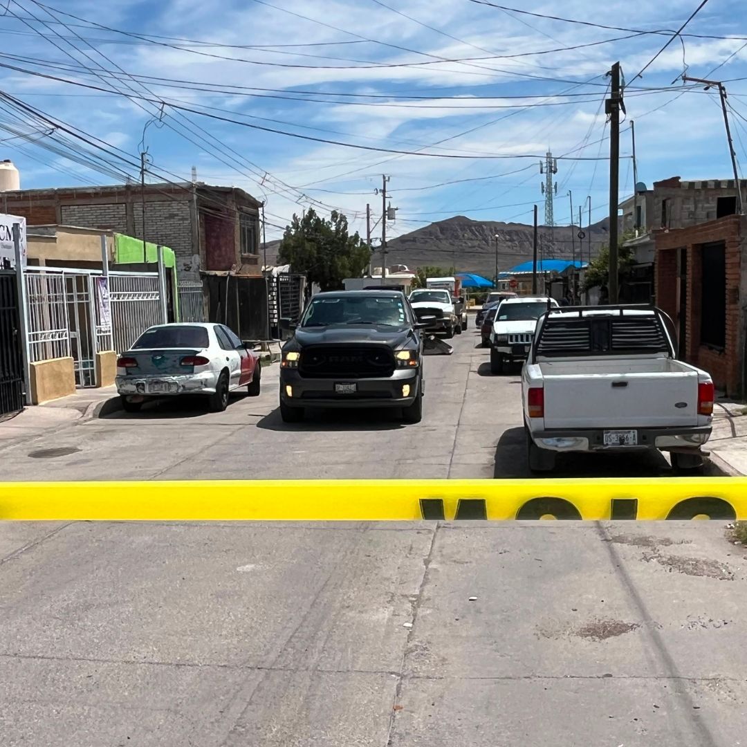 Elementos de la AEI realizan una búsqueda de restos óseos en un domicilio de la Col. El Porvenir